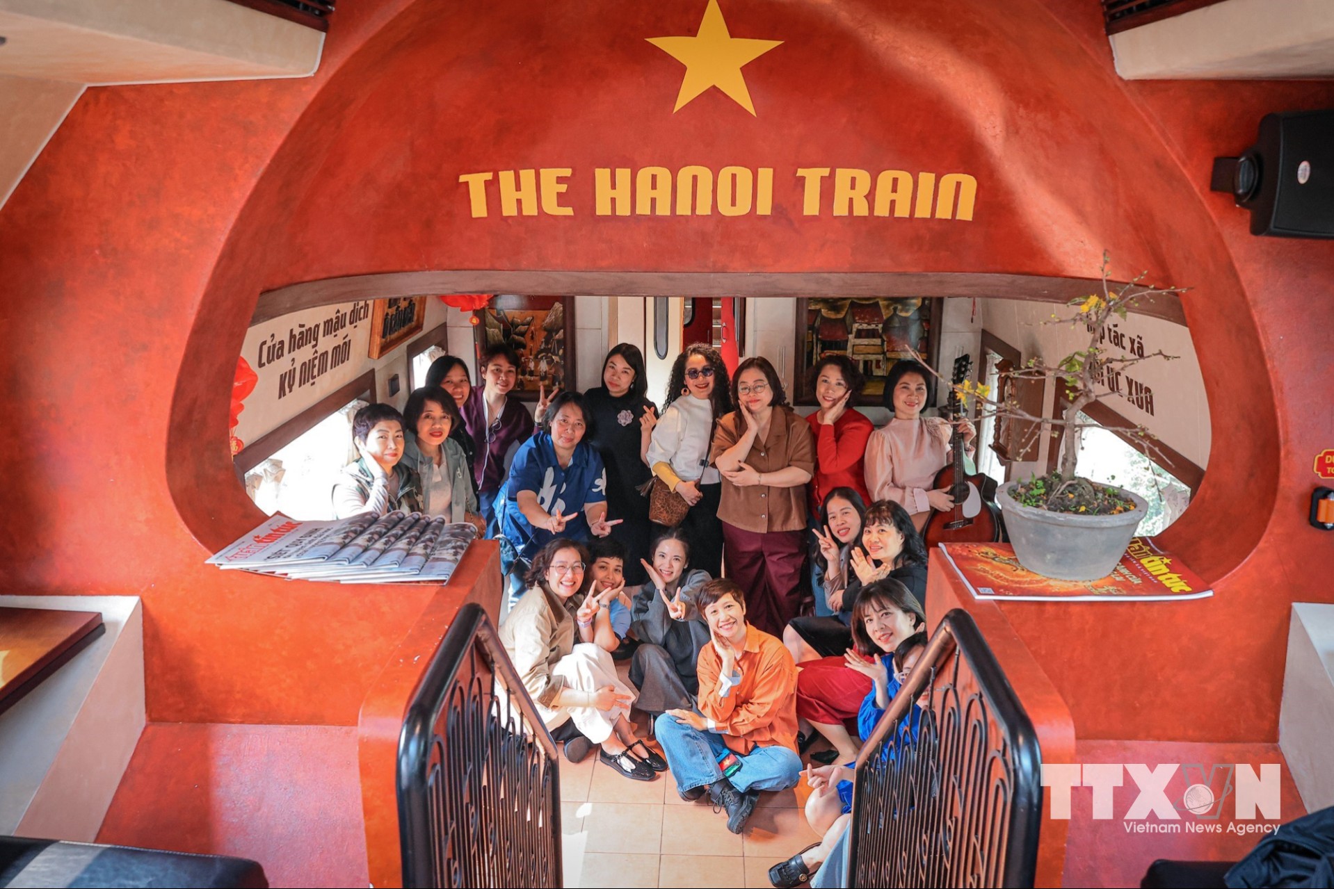 Khoảnh khắc chụp ảnh tập thể của khách du lịch trên toa tàu trải nghiệm